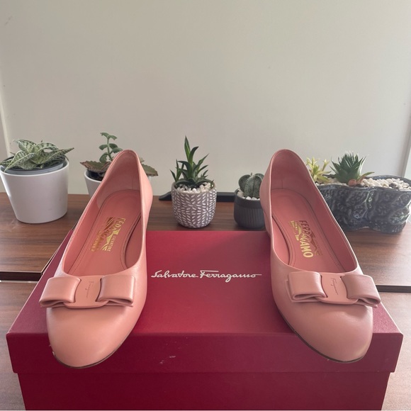 Authentic Ferragamo Bow Pump Shoe 💖 - Picture 6 of 7